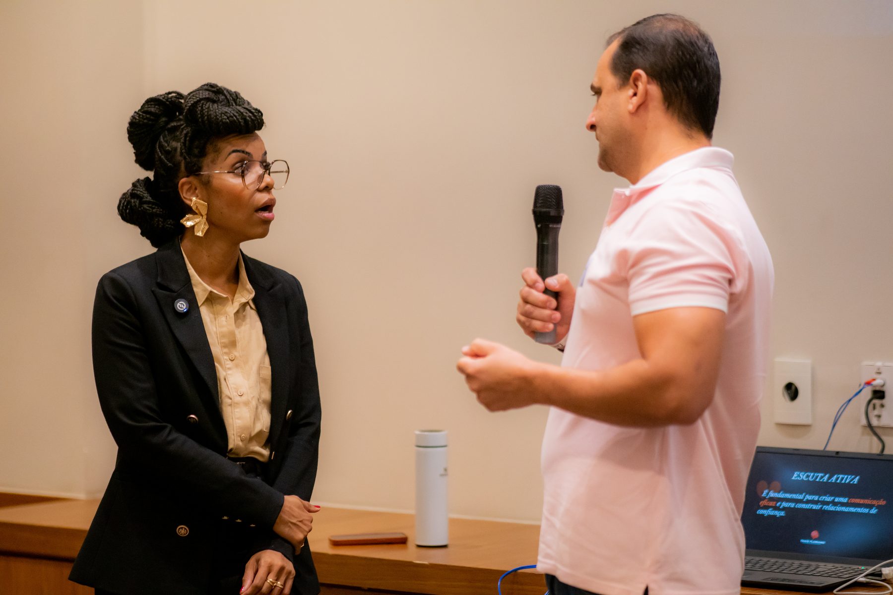 Thaís Floriano em interação com participante